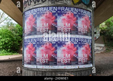 Plakate kündigen das Internationale Frauenfilmfestival Dortmund + Köln an, das dieses Jahr in Köln stattfindet Stockfoto