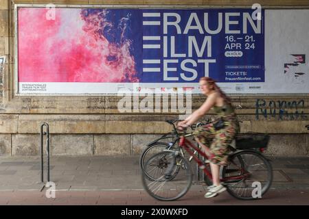 Plakate kündigen das Internationale Frauenfilmfestival Dortmund + Köln an, das dieses Jahr in Köln stattfindet Stockfoto