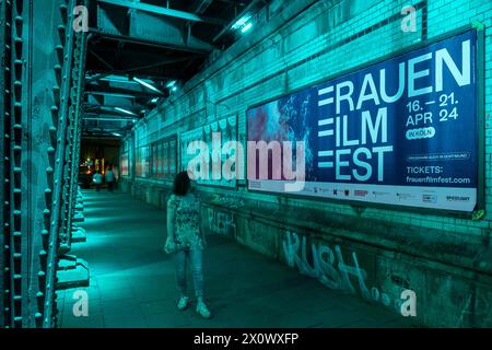 Plakate kündigen das Internationale Frauenfilmfestival Dortmund + Köln an, das dieses Jahr in Köln stattfindet Stockfoto