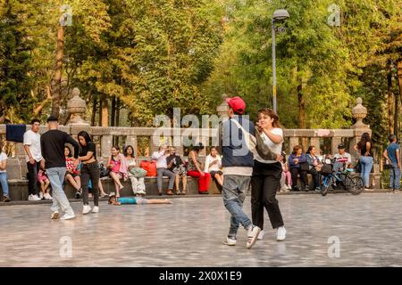 Leute tanzen im Alameda Central, einem wunderschönen Stadtpark. Alameda Central in Mexiko City ist ein historischer Stadtpark aus dem 16. Jahrhundert, der ihn zu einem der ältesten öffentlichen Parks Amerikas macht. Mit üppigem Grün, kunstvollen Springbrunnen und Statuen bietet es eine ruhige Oase im Herzen der belebten Metropole, die Einheimische und Touristen gleichermaßen für gemütliche Spaziergänge und Entspannung anlockt. Stockfoto