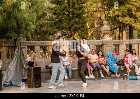 Leute tanzen im Alameda Central, einem wunderschönen Stadtpark. Alameda Central in Mexiko City ist ein historischer Stadtpark aus dem 16. Jahrhundert, der ihn zu einem der ältesten öffentlichen Parks Amerikas macht. Mit üppigem Grün, kunstvollen Springbrunnen und Statuen bietet es eine ruhige Oase im Herzen der belebten Metropole, die Einheimische und Touristen gleichermaßen für gemütliche Spaziergänge und Entspannung anlockt. (Foto: Shawn Goldberg / SOPA Images/SIPA USA) Stockfoto