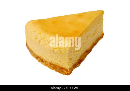 Ein Stück leckerer Käsekuchen, isoliert auf weißem Hintergrund Stockfoto