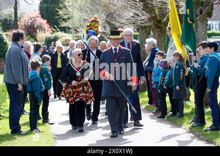 Hungerford, Großbritannien. April 2024. Der Portier führt den Constable of the Town and Manor of Hungerford und die Tutti Men zur St. Lawrences Church Credit: Red Water Images/Alamy Live News Stockfoto