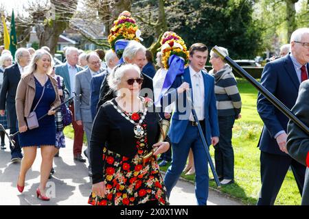 Hungerford, Großbritannien. April 2024. Der Constable of the Town and Manor of Hungerford und die Tutti Men parade zur St. Lawrences Church Credit: Red Water Images/Alamy Live News Stockfoto