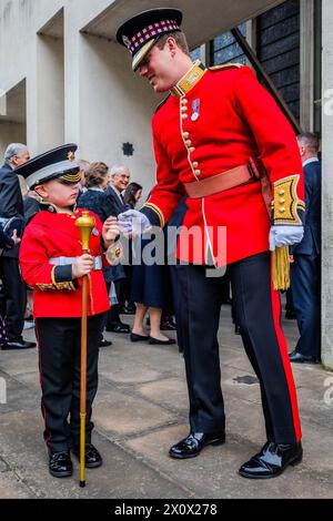 London, Großbritannien. April 2024. Frank Gates, 5 Jahre alt, kommt in Coldstream Guards Uniform an - HRH der Duke of Kent nimmt an der Black Sunday Parade der Scots Guards in seinem 50. Jahr als Colonel of the Regiment Teil. Die Parade fand in der Guards Chapel, dem Guards Memorial und der Wellington Barracks in Westminster statt. Der schwarze Sonntag ist ein Höhepunkt des Jahres für das Regiment, dessen Geschichte bis ins Jahr 1642 zurückreicht. Es ist ihr jährlicher Gedenkgottesdienst am Sonntag und die Parade, wenn sie all jenen Tribut zollen, die zuvor schon einmal gegangen sind, Credit: Guy Bell/Alamy Live News Stockfoto