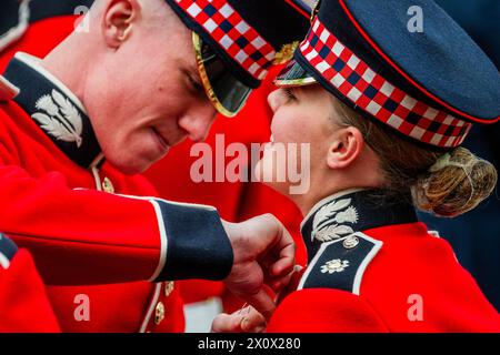 London, Großbritannien. April 2024. Guardsman Spriggs, F Kompanie Scots Guards, das erste und einzige weibliche Mitglied des Bataillons erhält endgültige Anpassungen ihrer Uniform - HRH der Duke of Kent nimmt an der Black Sunday Parade der Scots Guards in seinem 50. Jahr als Oberst des Regiments Teil. Die Parade fand in der Guards Chapel, dem Guards Memorial und der Wellington Barracks in Westminster statt. Der schwarze Sonntag ist ein Höhepunkt des Jahres für das Regiment, dessen Geschichte bis ins Jahr 1642 zurückreicht. Es ist ihr jährlicher Gedenkgottesdienst am Sonntag und die Parade, wenn sie all denen Tribut zollen, die zuvor schon einmal gegangen sind, Credit: Guy Bell/Al Stockfoto