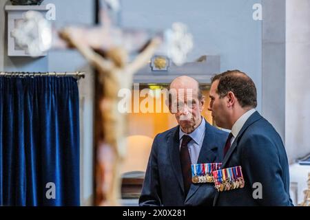 London, Großbritannien. April 2024. Der Herzog von Kent kommt zu der Black Sunday Parade der Scots Guards in seinem 50. Jahr als Oberst des Regiments. Die Parade fand in der Guards Chapel, dem Guards Memorial und der Wellington Barracks in Westminster statt. Der schwarze Sonntag ist ein Höhepunkt des Jahres für das Regiment, dessen Geschichte bis ins Jahr 1642 zurückreicht. Es ist ihr jährlicher Gedenkgottesdienst am Sonntag und die Parade, wenn sie all jenen Tribut zollen, die zuvor schon einmal gegangen sind, Credit: Guy Bell/Alamy Live News Stockfoto