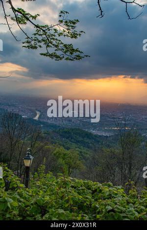 Beeindruckender Blick auf Turin in der Abenddämmerung vom Mont Superga Stockfoto