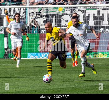 Sport, Fußball, Bundesliga, 2023/2024, Borussia Mönchengladbach vs. BVB Borussia Dortmund 1-2, Stadion Borussia Park, Spielort, f.l.t.r. Tomas Cvancara (MG), Donyell Malen (BVB), Franck Honorat (MG), DFL-VORSCHRIFTEN VERBIETEN DIE VERWENDUNG VON FOTOGRAFIEN ALS BILDSEQUENZEN UND/ODER QUASI-VIDEO Stockfoto