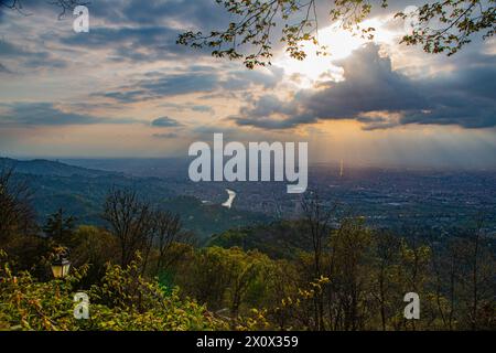 Beeindruckender Blick auf Turin in der Abenddämmerung vom Mont Superga Stockfoto