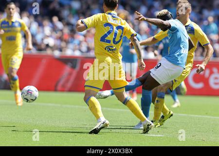 Der nigerianische Stürmer Victor Osimhen der SSC Napoli während des Fußballspiels der Serie A zwischen dem SSC Napoli und Frosinone im Diego Armando Maradona Stadium in Neapel, Süditalien, am 14. April 2024. Stockfoto