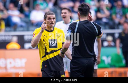 Mönchengladbach Deutschland. April 2024. Elfmeter von Marcel Sabitzer (BVB) wird von Schiedsrichter Florian Badstübner zurückgenommen Borussia Moench Stockfoto