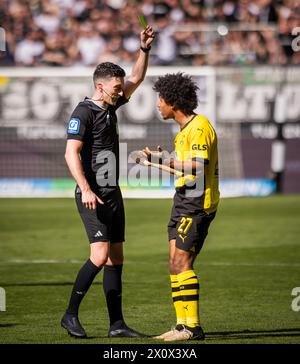 Mönchengladbach Deutschland. April 2024. Schiedsrichter Florian Badstübner zeigt Karim Adeyemi (BVB) die gelbe Karte Borussia Mönchengladbach - Boru Stockfoto