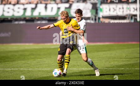 Mönchengladbach Deutschland. April 2024. Julian Brandt (BVB) Maximilian Wöber (BMG) Borussia Mönchengladbach - Borussia Dortmund 13.04.2024 Copyrig Stockfoto