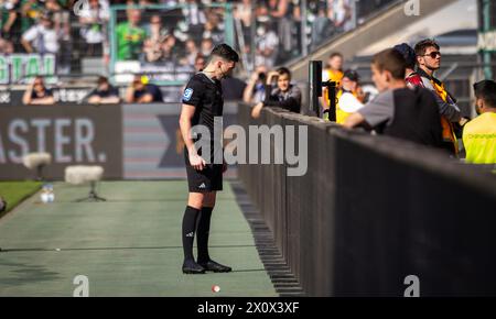 Mönchengladbach Deutschland. April 2024. Elfmeter von Marcel Sabitzer (BVB) wird von Schiedsrichter Florian Badstübner zurückgenommen Borussia Moench Stockfoto