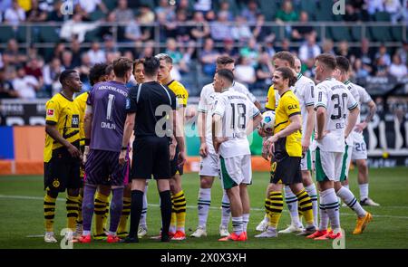 Mönchengladbach Deutschland. April 2024. Elfmeter von Marcel Sabitzer (BVB) wird von Schiedsrichter Florian Badstübner zurückgenommen Borussia Moench Stockfoto