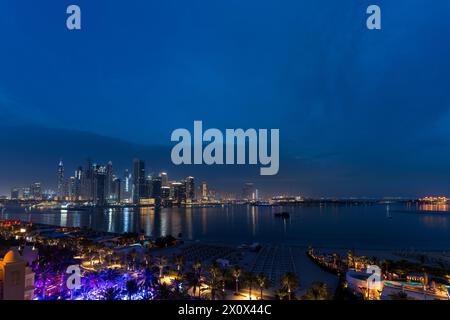 Blick vom 7. Stock des Fairmon Palm Hotels über den Strand und den Poolbereich in Richtung dubai Marina Stockfoto