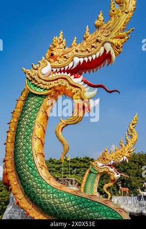 Mythologische Riesenschlange „NAGA“. Eine farbenfrohe schlangenartige Statue ist häufig in jedem Tempel in Thailand zu sehen. Stockfoto