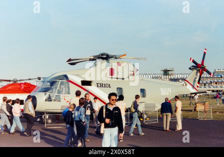 European Helicopter Industries EH101-Modell auf der Farnborough International Airshow 1986. Entwickelt zum AgustaWestland AW101, der erstmals 1987 flog. Anglo-italienisches Partnerschaftsprogramm für die britische und italienische Luftwaffe und Marine. Benannt nach Merlin vom britischen Militär. Die ursprüngliche Bezeichnung war EHI 01, von dem Namen, den das anglo-italienische Joint Venture – European Helicopter Industries – erhielt, aber ein Transkriptionsfehler änderte dies in EH101. 2000 fusionierten Westland Helicopters und Agusta zu AgustaWestland, was zur heutigen Bezeichnung des Typs führte. Stockfoto