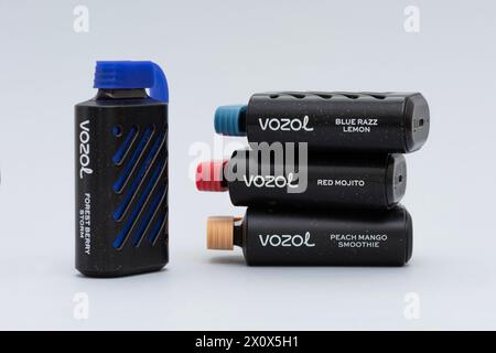 ISTANBUL, TÜRKEI - 9. APRIL 2024: Vozol elektronische Rauchermaschine. Elektronische Zigarette (kurz E-Zigarette) ist ein elektronisches Gerät. Stockfoto