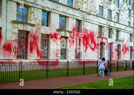 London, Vereinigtes Königreich, 13. April 2024 Gebäude des Verteidigungsministeriums, das von der palästinensischen Aktionsgruppe „Jugend“ am 10. April 2024 mit roter Farbe bedeckt wurde. Stockfoto