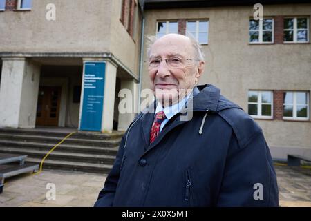 14. April 2024, Brandenburg, Fürstenberg/Havel: Holocaust-Überlebender Richard Fagot nimmt an der zentralen Gedenkfeier zum 79. Jahrestag der Befreiung des Frauengefängnisses Ravensbrück Teil. Foto: Jörg Carstensen/dpa Stockfoto