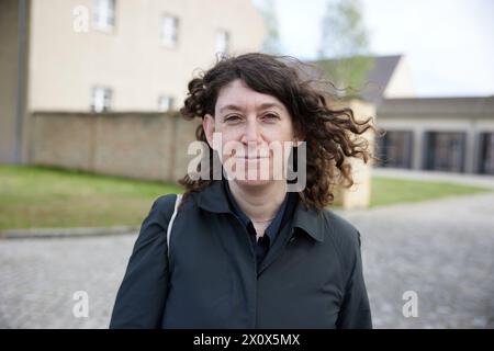 14. April 2024, Brandenburg, Fürstenberg/Havel: Die Autorin Lena Gorelik nimmt an der zentralen Gedenkveranstaltung anlässlich des 79. Jahrestages der Befreiung des Frauenlager Ravensbrück Teil. Foto: Jörg Carstensen/dpa Stockfoto