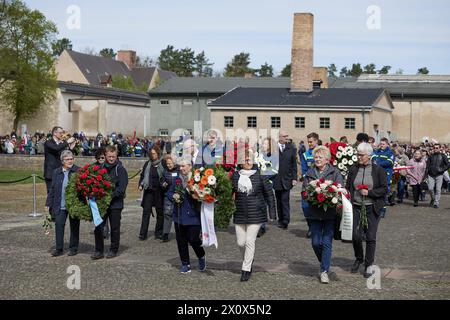 14. April 2024, Brandenburg, Fürstenberg/Havel: Zahlreiche Menschen nehmen an der zentralen Gedenkfeier zum 79. Jahrestag der Befreiung des KZ Ravensbrücker Frauen und Laienkränze Teil. Foto: Jörg Carstensen/dpa Stockfoto