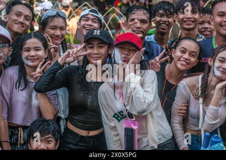 Junge Kambodschaner posieren für ein Foto während des kambodschanischen Neujahrsfestes. Wat Phnom, Phnom Penh, Kambodscha. © Kraig Lieb Stockfoto