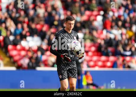 Oakwell Stadium, Barnsley, England - 13. April 2024 Liam Roberts Torhüter von Barnsley - während des Spiels Barnsley V Reading, Sky Bet League One, 2023/24, Oakwell Stadium, Barnsley, England - 13. April 2024 Credit: Mathew Marsden/WhiteRosePhotos/Alamy Live News Stockfoto