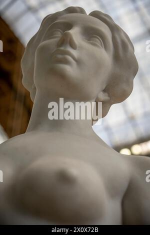 Paris, Frankreich - 04 12 2024: Museum Orsay. Marmor Skulptur Jugend geschnitzt von Aristide Maillol Stockfoto