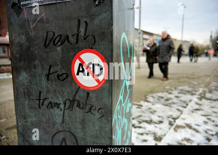 Ein Anti AfD Aufkleber in Rot und weiß in Strßenschildsymbolik für ein Verbotsschild klebt an einer Säule vor dem Schauspielhaus Bochum. Im Hintergrun Stockfoto