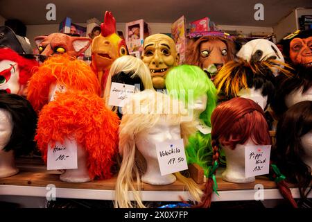 Ein alteingesessenes Bochumer Spielwarengeschäft stellt sich zu Karneval ganz auf die Bedürfnisse der Jecken um. Stockfoto