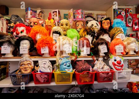 Ein alteingesessenes Bochumer Spielwarengeschäft stellt sich zu Karneval ganz auf die Bedürfnisse der Jecken um. Stockfoto