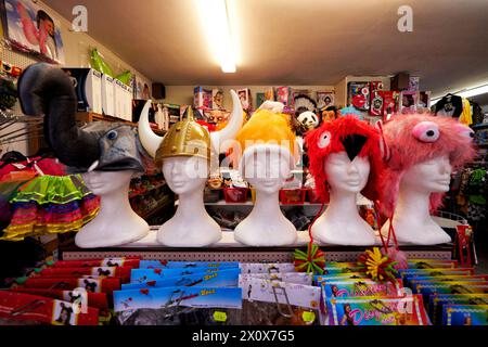 Ein alteingesessenes Bochumer Spielwarengeschäft stellt sich zu Karneval ganz auf die Bedürfnisse der Jecken um. Stockfoto