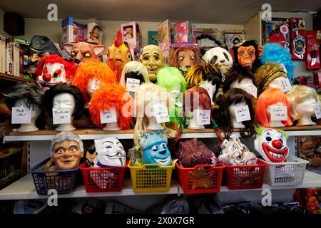 Ein alteingesessenes Bochumer Spielwarengeschäft stellt sich zu Karneval ganz auf die Bedürfnisse der Jecken um. Stockfoto