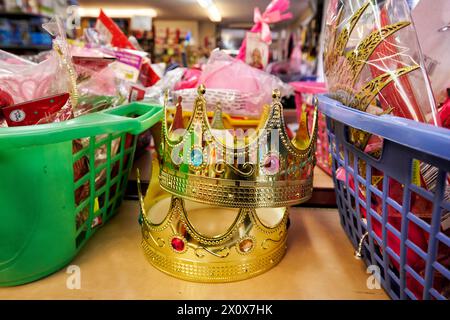 Ein alteingesessenes Bochumer Spielwarengeschäft stellt sich zu Karneval ganz auf die Bedürfnisse der Jecken um. Stockfoto