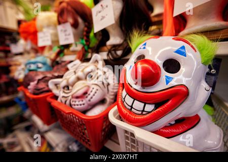 Ein alteingesessenes Bochumer Spielwarengeschäft stellt sich zu Karneval ganz auf die Bedürfnisse der Jecken um. Stockfoto