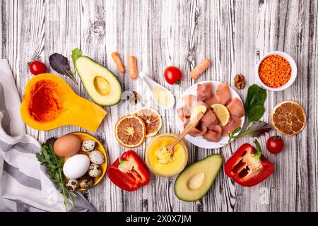 Gesunde Auswahl an Speisen mit Avocado, Tomaten und geräuchertem Lachs. Stockfoto