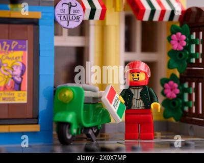 Tambov, Russische Föderation - 21. Januar 2024 Minifigur des Lego-Pizzalieferanten mit seinem Moped auf der Lego Street Stockfoto