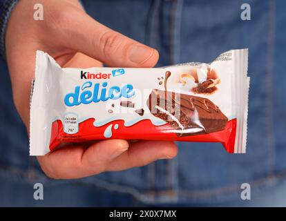 Tambov, Russische Föderation - 23. Januar 2024 Eine Kinder Delice Kuchenplatte in Frauenhand. Stockfoto