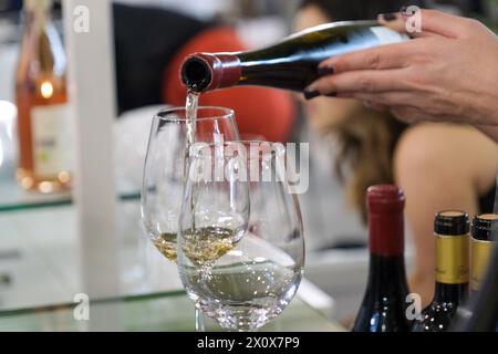 Verona, Italien. April 2024. Sommeliers servieren Wein zur Verkostung auf der 56. Ausgabe der Vinitaly, Internation Exposition of Wine and Spirits in Verona am 14. April 2024 in Verona. Italien Credit: Roberto Tommasini/Alamy Live News Stockfoto