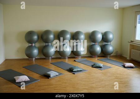 Übungsraum in einer Hebammen-Praxis mit Übungsmatten, große Bällen und Kissen. Stockfoto