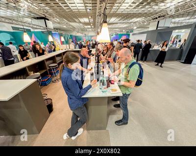 Verona, Italien. April 2024. Allgemeine Ansicht der Besucher auf der 56. Ausgabe der Vinitaly, Internationale Ausstellung von Wein und Spirituosen in Verona am 14. April 2024 in Verona. Italien Credit: Roberto Tommasini/Alamy Live News Stockfoto