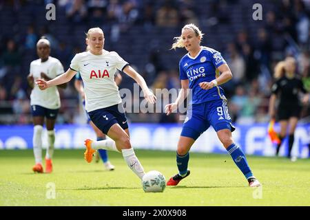 Eveliina Summanen von Tottenham Hotspur (links) und Lena Petermann von Leicester City kämpfen im Halbfinalspiel des Adobe Women's FA Cup im Tottenham Hotspur Stadium in London um den Ball. Bilddatum: Sonntag, 14. April 2024. Stockfoto