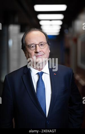 Paris, Frankreich. April 2024. Porträt des ehemaligen französischen Präsidenten Francois Hollande vor einem Interview für Dimanche EN Politique auf dem Sender France 3 am 14. April 2024 in Paris, Frankreich. Foto: Raphael Lafargue/ABACAPRESS.COM Credit: Abaca Press/Alamy Live News Stockfoto