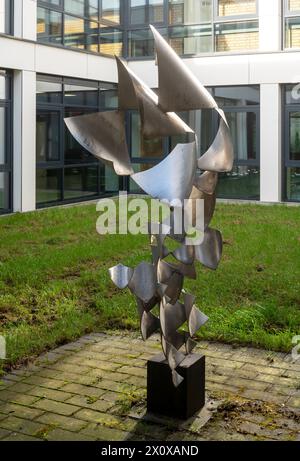 Krefeld, Kunst im öffentlichen Raum: Will Brüll: „Aufwirbelnde“ Berufskolleg der Kaufmannsschule, 1967, Objekt-Nummer 52 Stockfoto