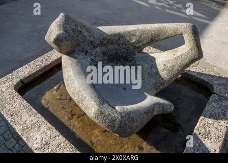 Krefeld, Kunst im öffentlichen Raum: Annemarie Rommerskirchen: „Räkelnder Bär“ Kath. Grundschule Oberbruchstraße, 1961, Objekt-Nummer 481 Stockfoto