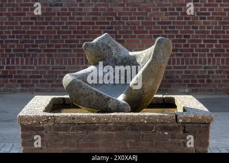 Krefeld, Kunst im öffentlichen Raum: Annemarie Rommerskirchen: „Räkelnder Bär“ Kath. Grundschule Oberbruchstraße, 1961, Objekt-Nummer 481 Stockfoto