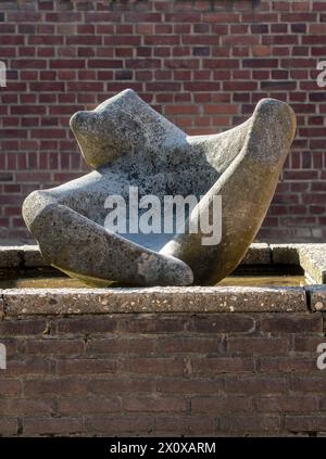 Krefeld, Kunst im öffentlichen Raum: Annemarie Rommerskirchen: „Räkelnder Bär“ Kath. Grundschule Oberbruchstraße, 1961, Objekt-Nummer 481 Stockfoto